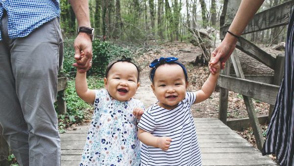 Tingkah si Kembar Ini Bikin Senyum-senyum Sendiri