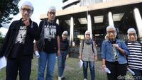 Mahasiswa Bertopeng Tuntut Penuntasan Kasus Teror Novel