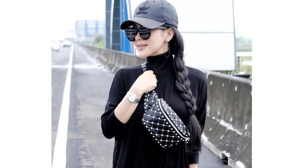Gaya Syahrini Pakai Fanny Pack, Harganya Bisa Untuk Beli Motor