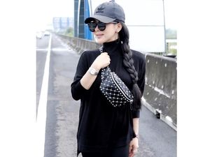 Gaya Syahrini Pakai Fanny Pack, Harganya Bisa Untuk Beli Motor