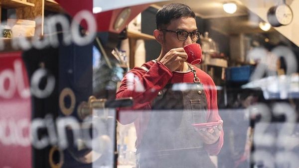 Pose Ganteng Indra Herlambang Saat Ngopi dan Piknik Bareng Selvi Kitty