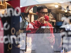 Pose Ganteng Indra Herlambang Saat Ngopi dan Piknik Bareng Selvi Kitty