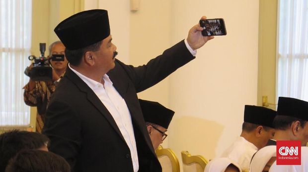 Aksi Saling Foto Pembantu Jokowi Sebelum Berkumpul di Istana