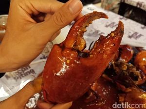 Mecah Piting: Rela Antre Demi Kepiting Super Jumbo Sebesar Kepalan Tangan