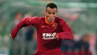 Cafu merupakan salah satu bek sayap terbaik di awal 2000-an. Bek asal Brasil itu pernah dilatih Capello sewaktu berseragam AS Roma. (Foto: Gary M Prior/Allsport)