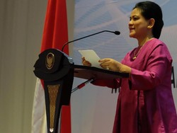 Tak Terlihat Dikawal, Iriana Jokowi Tunggu Pesawat Delay di Bandara