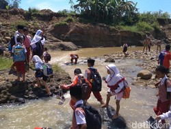 Siswa Patapan Cirebon Terjang Sungai Demi Bisa Tiba Sekolah