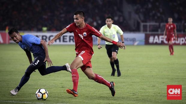 Aksi nakal Rezaldi Hehanusa berbuah penalti.