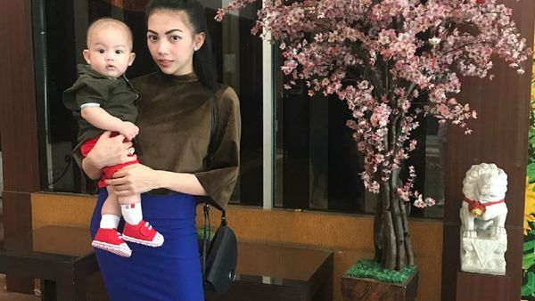 Gaya Keren Kezia Karamoy si Mama Muda Saat Main Bareng Anaknya