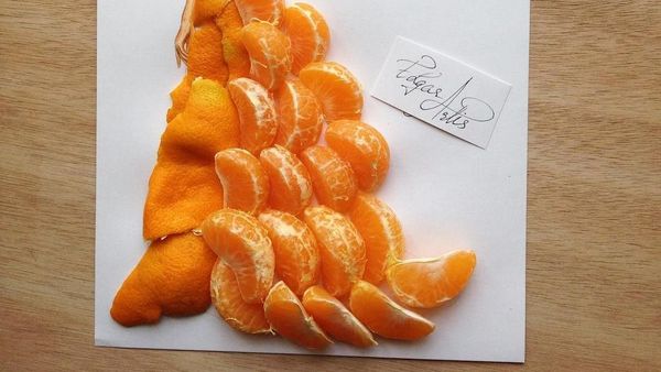 Keren! Lukisan Wanita Ini Diberi Baju dari Susunan Buah dan Kulitnya