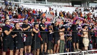 Hal sama juga dilakukan pendukung Johor Darul Taazim (JDT) Boys Of Straits.