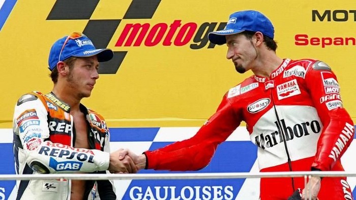 Valentino Rossi dan Max Biaggi. Foto: JIMIN LAI/AFP