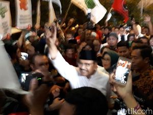 Disambut Yel-yel Pendukung, Gus Ipul-Puti Tiba di Lokasi Debat Disambut Yel-yel Pendukung, Gus Ipul-Puti Tiba di Lokasi Debat