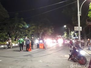 Tersangkut Atap Bus, Tiga Utas Kabel Menggelantung ke Jalan