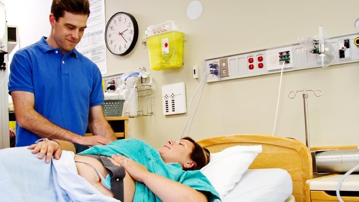 Baby blues usai melahirkan bisa dihadapi biar tidak berakhir dengan istri bacok suami. Foto: Thinkstock