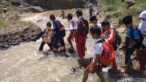 Foto: Menantang Maut! Bocah Cirebon Terobos Sungai untuk Sekolah