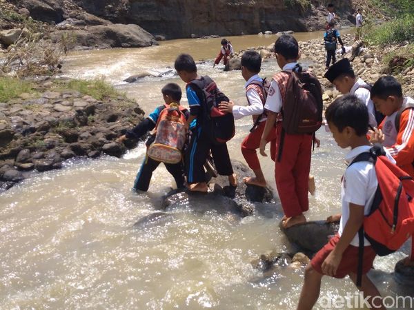 Foto: Menantang Maut! Bocah Cirebon Terobos Sungai untuk Sekolah