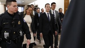 Penampakan Langka Zuckerberg Berjas Lengkap dan Dijaga Ketat