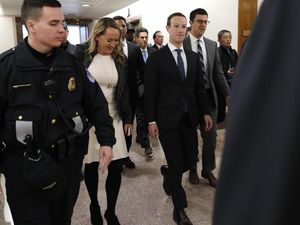 Penampakan Langka Zuckerberg Berjas Lengkap dan Dijaga Ketat