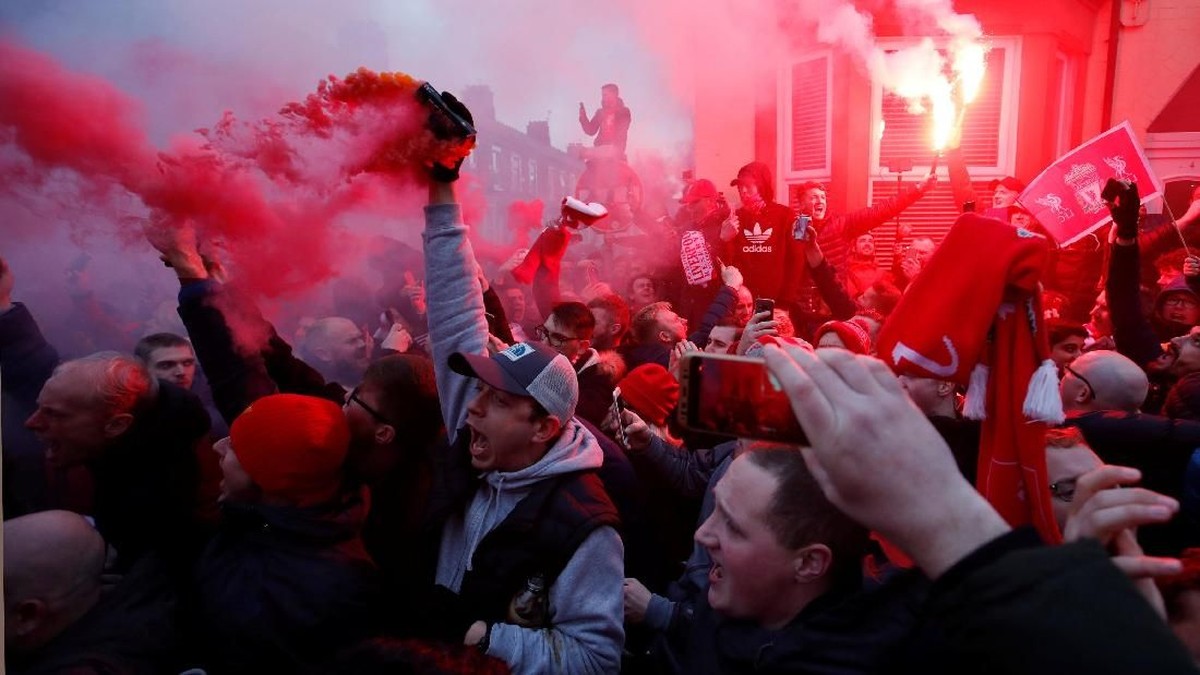 Suporter Liverpool menyalakan flare di luar Anfield menjelang laga melawan Manchester City pada pekan lalu (Foto: Carl Recine/Action Images via Reuters)