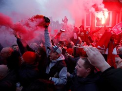 Liverpool Minta Suporter Tak Bawa Flare ke Etihad