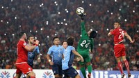 Kiper Johor Darul Tazim berhasil mengamankan bola.