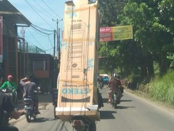 Banyak Pemain Sirkus di Jalanan, Lucu atau Bahaya?