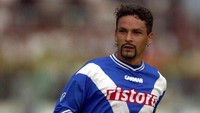 Membela Juventus sejak 1990, Roberto Di Baggio dijual ke AC Milan pada 1995 seharga 7,6 juta euro. Penjualannya sempat diprotes fans Juventus karena ia turut menyumbang gelar Serie A, Piala UEFA, dan Coppa Italia. Dua musim di Milan, ia hanya meraih satu trofi Serie A. (Foto: Grazia Neri/ALLSPORT)