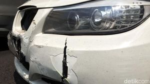 Penampakan Mobil BMW yang Tabrak Ojol di Harmoni