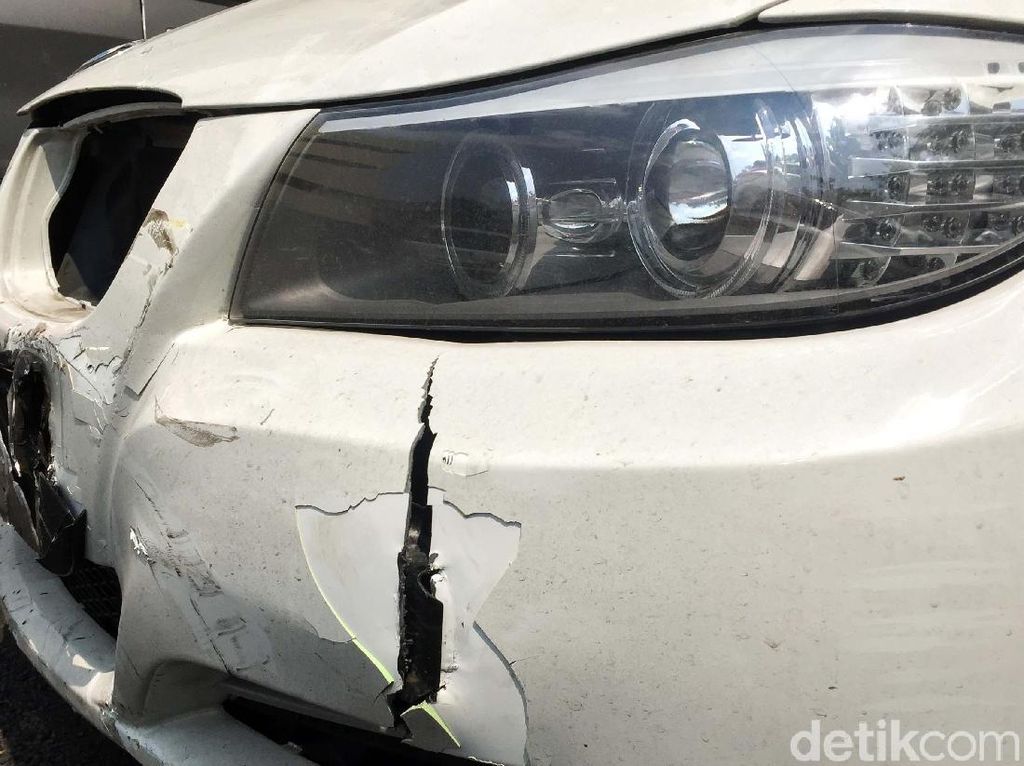 Penampakan Mobil BMW yang Tabrak Ojol di Harmoni Penampakan Mobil BMW yang Tabrak Ojol di Harmoni