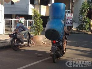 5 Tips Agar Kamu Aman dan Nyaman saat Membawa Barang dengan Sepeda Motor