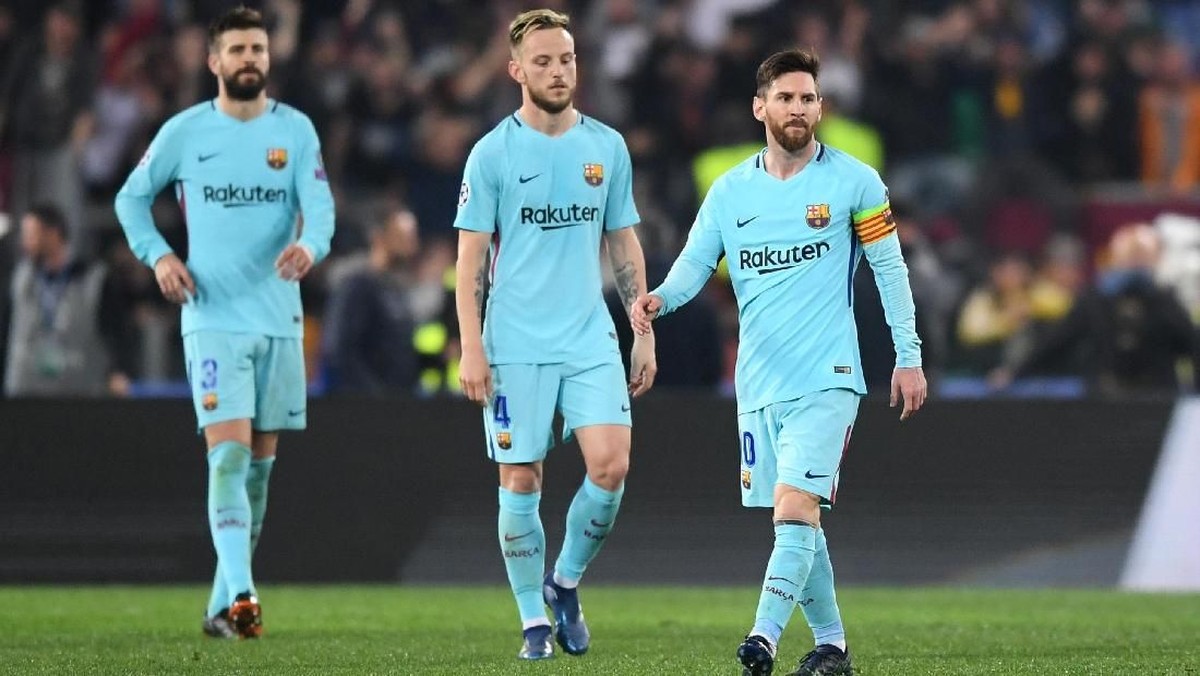 Para pemain Barcelona, termasuk Lionel Messi, lesu setelah kalah 0-3 dari AS Roma (Foto: Michael Regan/Getty Images)