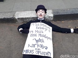 Melihat Aksi Pantomim Jauhi Miras Oplosan di depan Gedung Sate