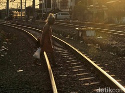 Viral Pria Bergelantung di Jembatan Rel, PT KAI Ingatkan Ancaman Pidana
