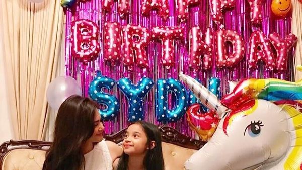 Awet Muda! Cut Tari Berpose Cantik Saat Makan Bersama Putrinya