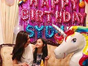 Awet Muda! Cut Tari Berpose Cantik Saat Makan Bersama Putrinya