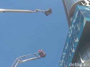 Begini Aksi 2 Skylift Bantu Padamkan Kebakaran Tunjungan Plaza 6