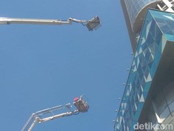Begini Aksi 2 Skylift Bantu Padamkan Kebakaran Tunjungan Plaza 6