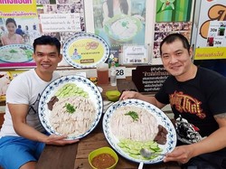 Siapa Mau Coba Habiskan Nasi Hainan Jumbo Seberat 3 Kg?