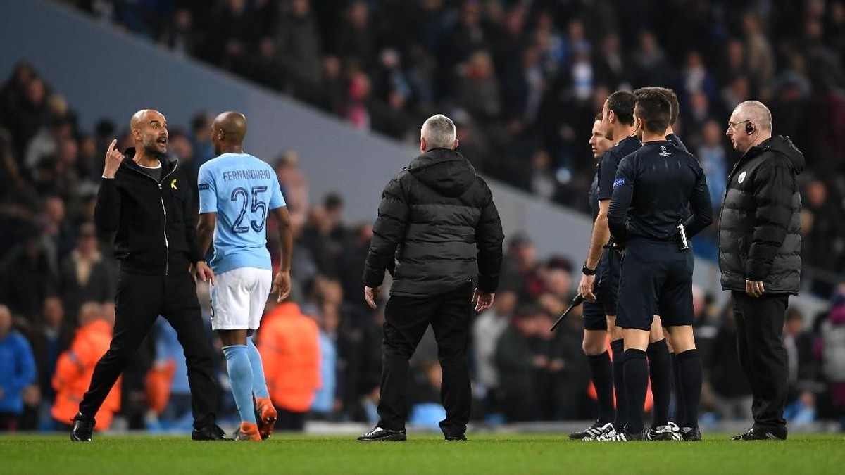 Josep Guardiola diusir ke bangku penonton di tengah kekalahan Manchester City dari Liverpool. (Foto: Laurence Griffiths/Getty Images)