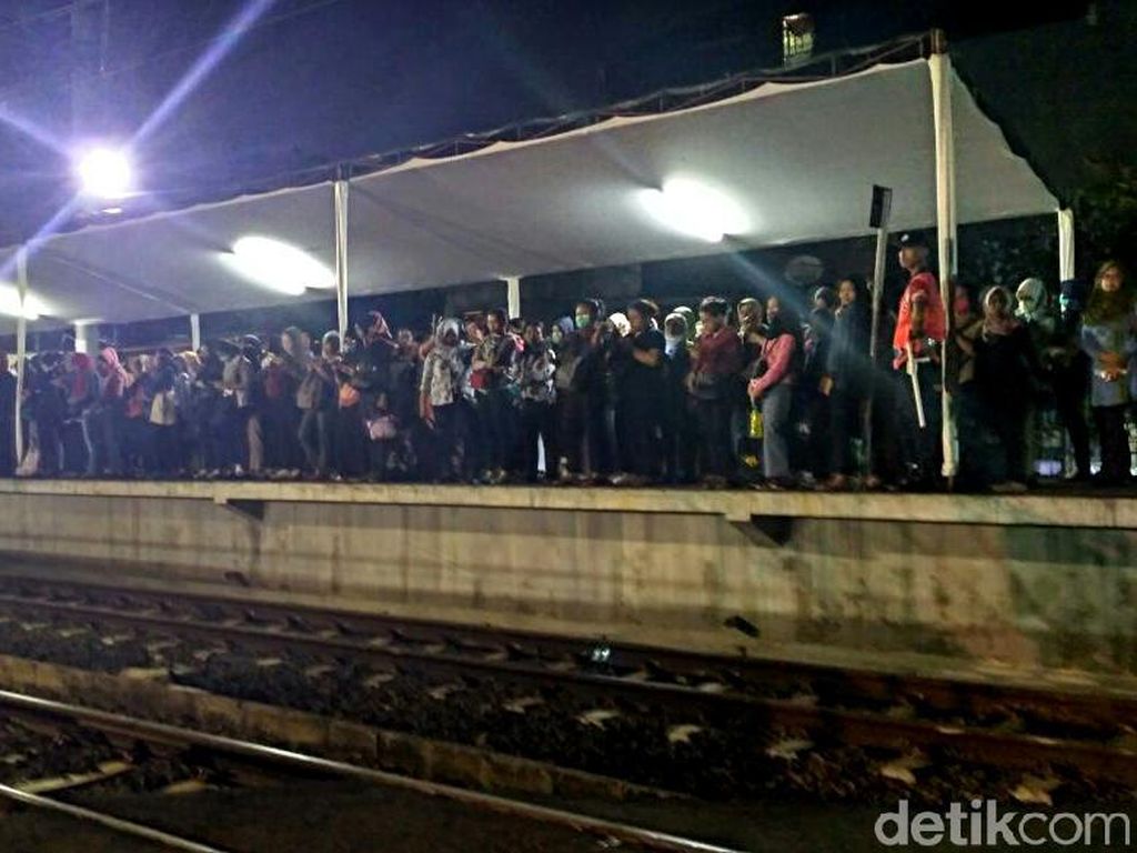 Cerita Horor Stasiun Duri: Bertaruh Nyawa di Bibir Peron Cerita Horor Stasiun Duri: Bertaruh Nyawa di Bibir Peron