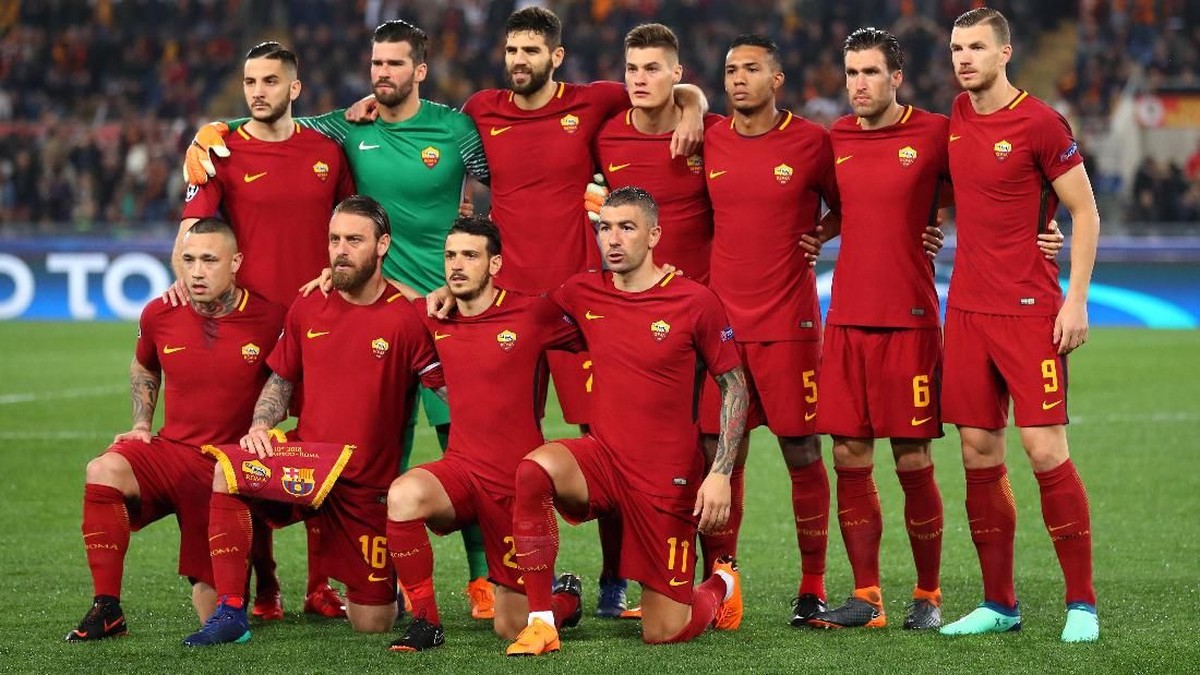 AS Roma saat berpose sebelum laga. (Foto: Catherine Ivill/Getty Images)