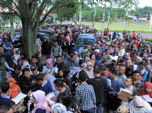 Ribuan Warga Jabar Antre Bikin e-KTP di IPDN Sumedang Ribuan Warga Jabar Antre Bikin e-KTP di IPDN Sumedang