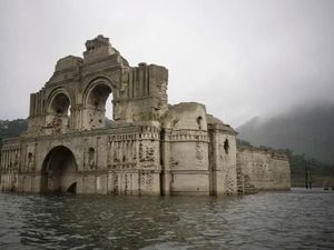 Foto: Gereja yang Muncul ke Permukaan Air