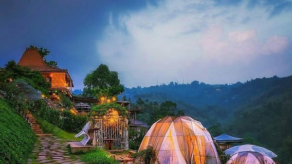 Yang Mau ke Bandung, Bisa Mampir ke Kafe Berundak di Lereng Gunung Ini