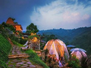 Yang Mau ke Bandung, Bisa Mampir ke Kafe Berundak di Lereng Gunung Ini