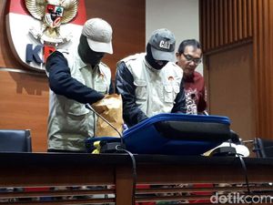KPK Duga Duit Suap Bupati Bandung Barat untuk Survei Pilkada Istri KPK Duga Duit Suap Bupati Bandung Barat untuk Survei Pilkada Istri