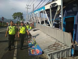 Wuss, Teras Pos Polisi Trenggalek Ambruk Diterpa Angin Kencang