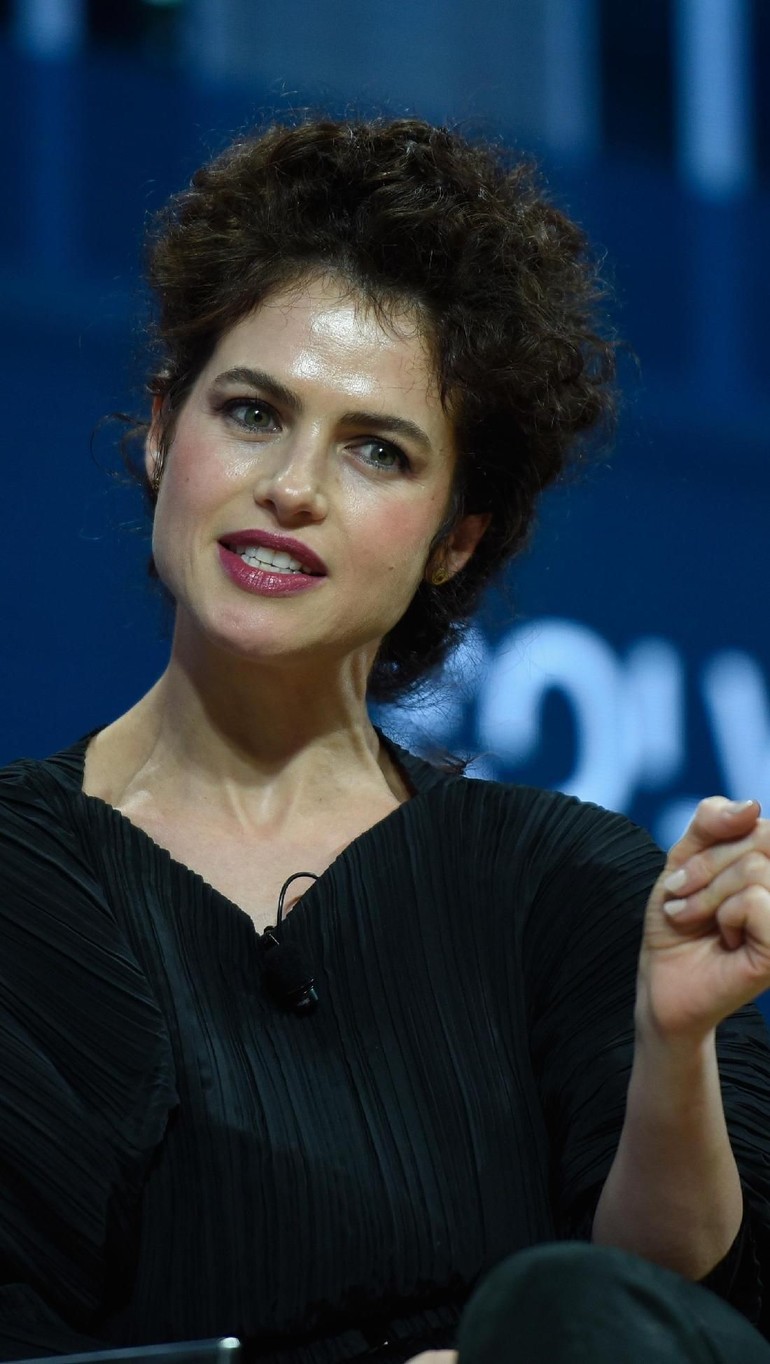 9 Fakta Kekasih Baru Brad Pitt Wanita Genius Mantan Militer