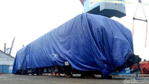 Ditutup Terpal, LRT Made in Madiun Tiba di Palembang